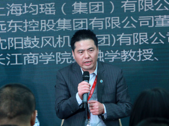 “2015中國(guó)綠公司年會(huì)”于4月20日在沈陽(yáng)舉行。上圖為長(zhǎng)遠(yuǎn)東控股集團(tuán)有限公司董事局主席兼首席執(zhí)行官蔣錫培。(圖片來源：新浪財(cái)經(jīng) 劉海偉 攝)